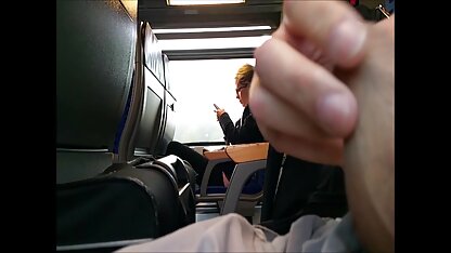 Một cô bé tóc đỏ phimxec vang anh có đôi mắt xanh chơi với một chàng trai