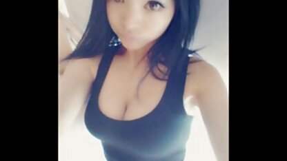 Em bé với phim sec hoàng thùy linh bộ ngực to dang rộng hai chân trước đám đông dicks