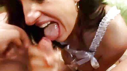 Busty Mandy Dee trong bàn tay xem sec vang anh điêu luyện của một người đấm bóp