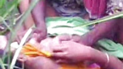 Sau khi dọn dẹp nhà vệ sinh, con chó cái bắt đầu làm sạch dương vật sec vanganh của chủ nhân