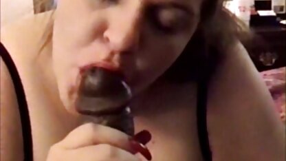 Sexy tóc vàng phim sec thuy linh chèn một dildo trong các đít và cưỡi một L. trên một tinh ranh
