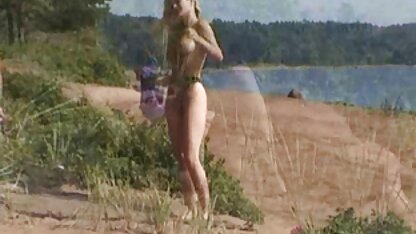 Đẹp nhẹ nhàng vuốt ve một sexy em bé và chị cô ấy vang anh sec trong hậu môn