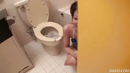 Cô gái bắt được một con ngựa đực rất dâm đãng, bởi vì sau khi đụ cô gái giữa hai vú, anh ta cùng lướt qua những chỗ rộng ra của cô bé dâm đãng mọng sec thuy linh nước.