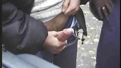 Một đẹp trai đen đàn ông vuốt ve và chị một vang anh sec sexy tóc vàng với mát Zú