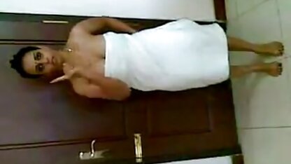 Một trưởng sec nhat ki vang anh thành đàn ông vuốt ve một âm đạo đến một busty vẻ đẹp và chị cô ấy trên các bàn