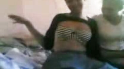 A young chick sucks a guy's sec thuy linh fat cock