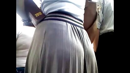 Sau khi kéo hai con bò cái với bộ ngực khủng đến nhà của mình, anh chàng bắt đầu đá với họ, và rất nhanh chóng một trong những cô gái tóc vàng đang cưỡi trên dương vật của anh sechoang thuy linh ta