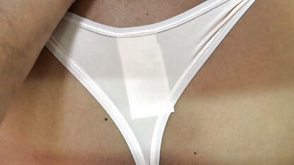 Cô gái điếm phi sec vang anh xinh đẹp mắc bệnh ung thư, để lộ những khe hở nóng bỏng của anh chàng. Người đàn ông ném con cặc của mình ra và bắt đầu quấn lấy con mụ, đến nỗi sau này nó không thể đứng dậy
